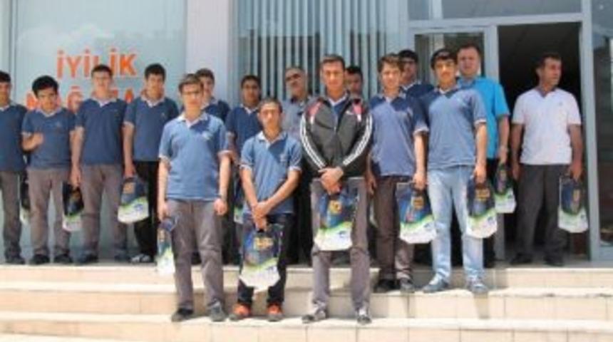 Liseli &Ouml;ğrencileri Har&ccedil;lıklarını Soma'ya G&ouml;nderdi