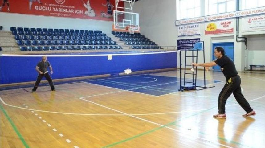 Veteran Badmintoncular Gençlere Taş Çıkardı