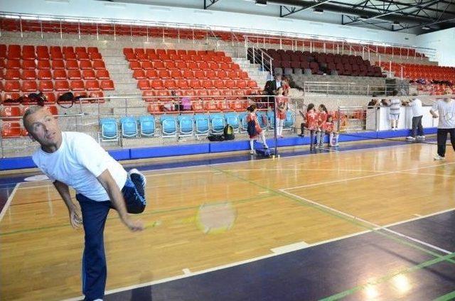 Veteran Badmintoncular Gençlere Taş Çıkardı