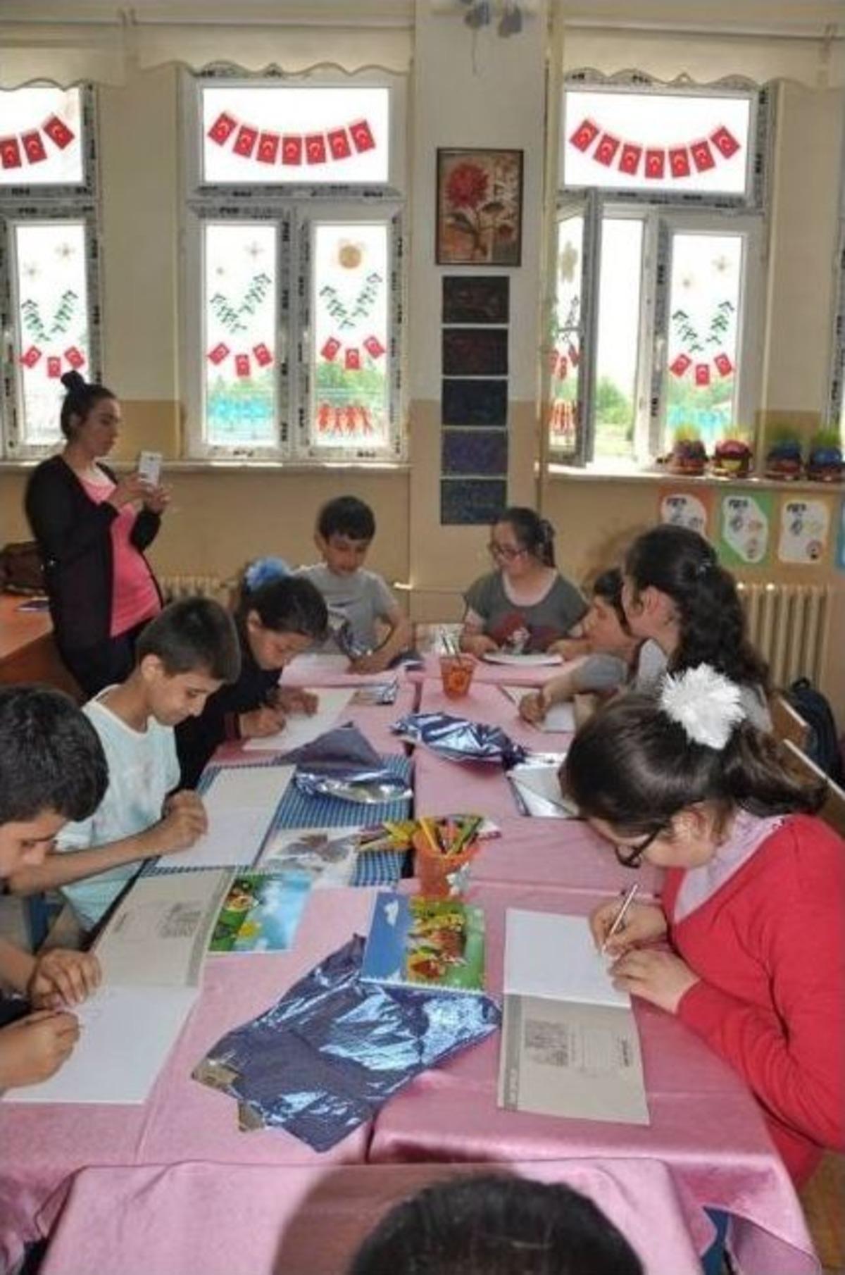 Gen&ccedil;lik Merkezi &Ouml;zel &Ccedil;ocuklarla Resim Yaptı