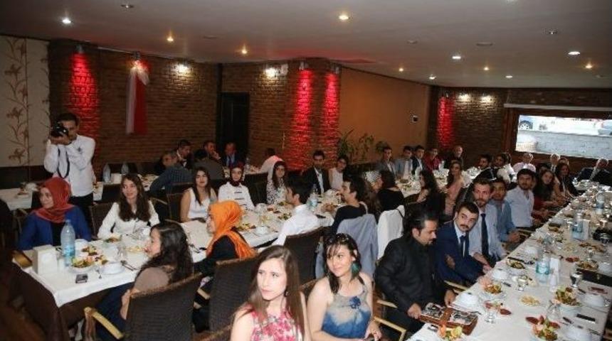 Denizli'de G&ouml;n&uuml;ll&uuml; Eğitmenlere Sertifikaları Verildi