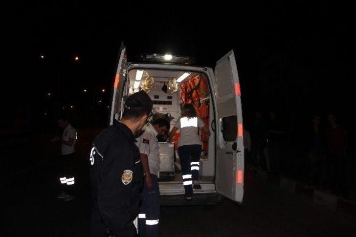 Otomobile Ve Direğe Çarpan Minibüste 1 Kişi Yaralandı G1