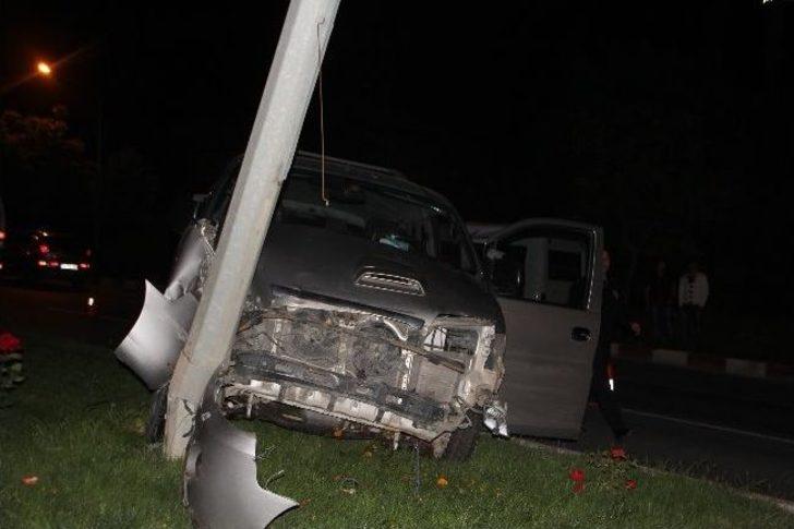 Otomobile Ve Direğe Çarpan Minibüste 1 Kişi Yaralandı G2