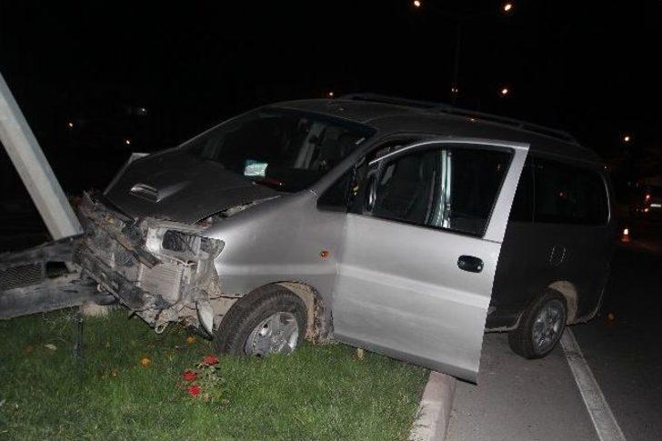Otomobile Ve Direğe Çarpan Minibüste 1 Kişi Yaralandı G3