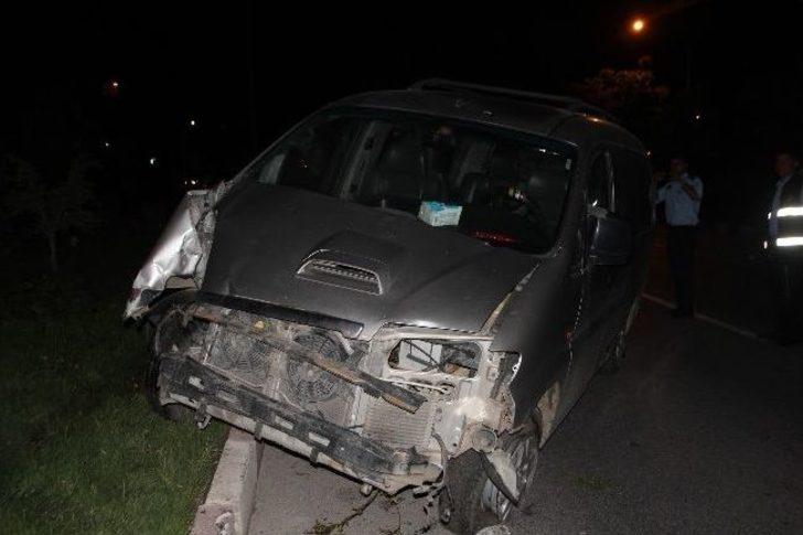 Otomobile Ve Direğe Çarpan Minibüste 1 Kişi Yaralandı G4