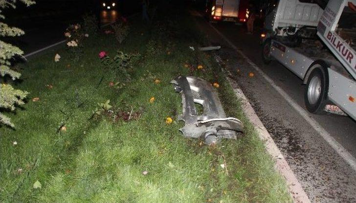 Otomobile Ve Direğe Çarpan Minibüste 1 Kişi Yaralandı G5