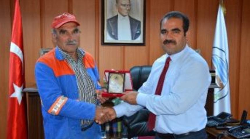 Belediye Temizlik İş&ccedil;isi &Ouml;d&uuml;llendirdi