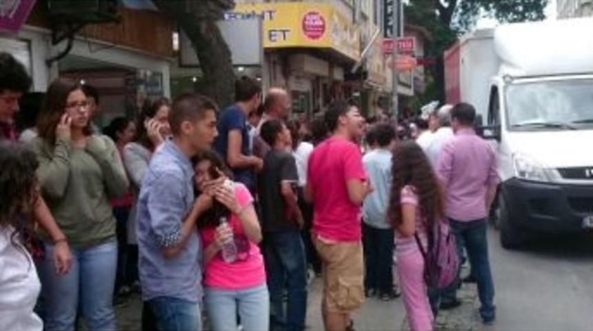 Edremit'tte Deprem Halkı Sokaklara D&ouml;kt&uuml;