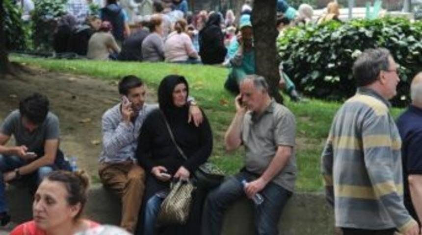 Deprem Bursalıları Sokağa D&ouml;kt&uuml;