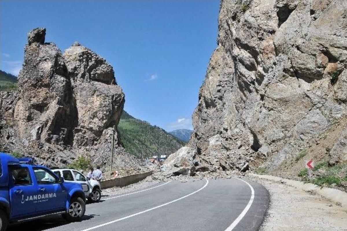 G&uuml;m&uuml;şhane-tirebolu Karayolundaki Heyelan