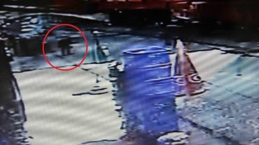 &Ouml;z&uuml;rl&uuml; Esnafın D&uuml;ş&uuml;rd&uuml;ğ&uuml; Parayı Alan Şahıs Kameraya Yakalandı