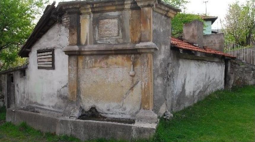 Tarihi &Ccedil;eşmeler Kurtarılmayı Bekliyor