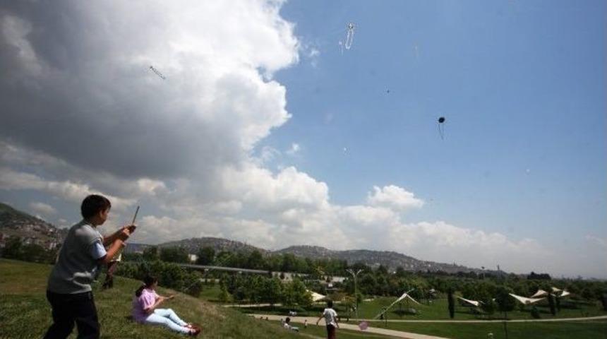 Ford Otosan Ortaokulu &Ouml;ğrencileri U&ccedil;urtma Tepesinde U&ccedil;urtma U&ccedil;urdu