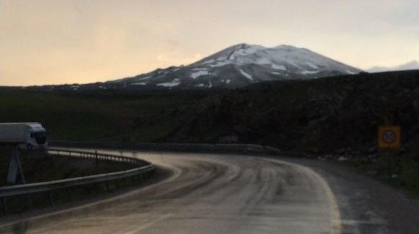 Ağrı'nın Y&uuml;ksek Kesimlerine Kar Yağdı