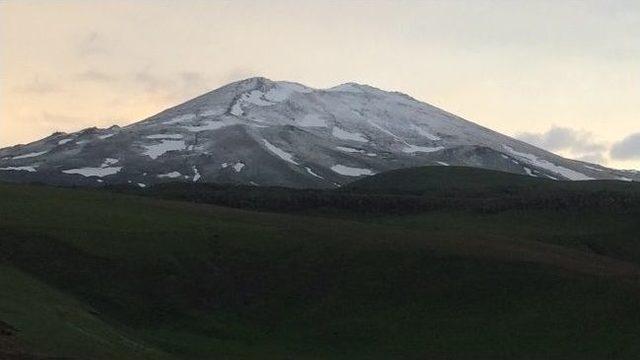 Ağrı'nın Yüksek Kesimlerine Kar Yağdı