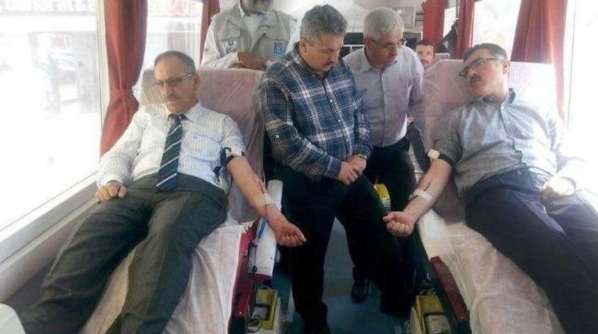 Vali Ahmet Turhan Kan Bağışladı