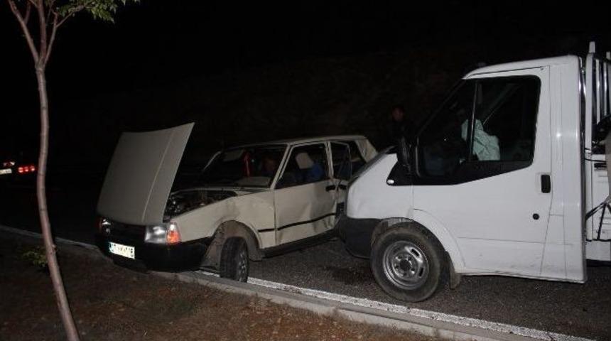Antalya'da Kamyonetle Otomobil &Ccedil;arpıştı: 3 Yaralı