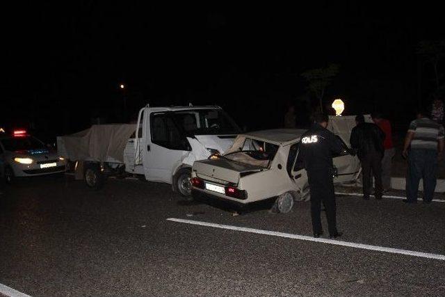Antalya'da Kamyonetle Otomobil Çarpıştı: 3 Yaralı