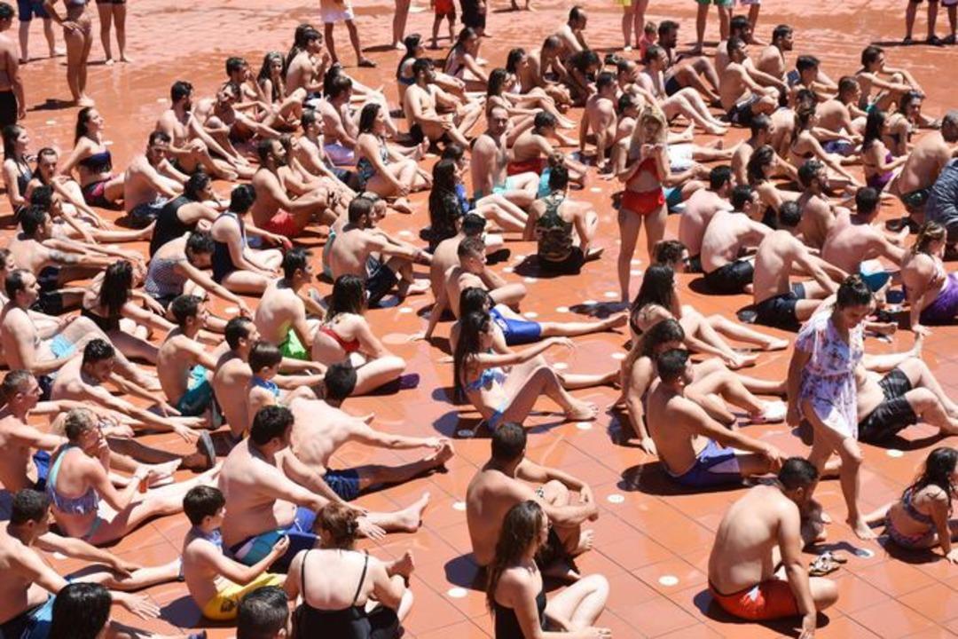 Sıcaklar bunalttı, sahilde adım atacak yer kalmadı