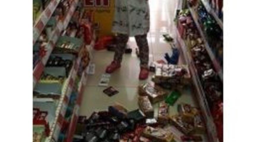 Deprem Anı G&uuml;venlik Kamerasına Yansıdı