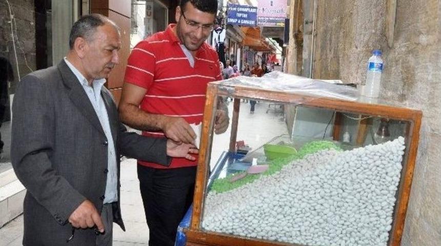 40 Yıldır Aynı K&ouml;şede Badem Şekeri Satıyor