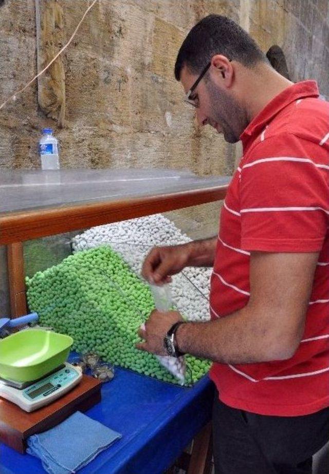 40 Yıldır Aynı K&ouml;şede Badem Şekeri Satıyor 1