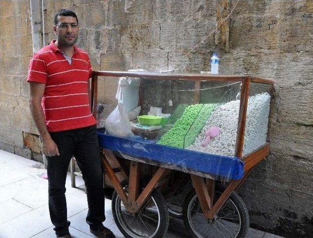 40 Yıldır Aynı K&ouml;şede Badem Şekeri Satıyor 2