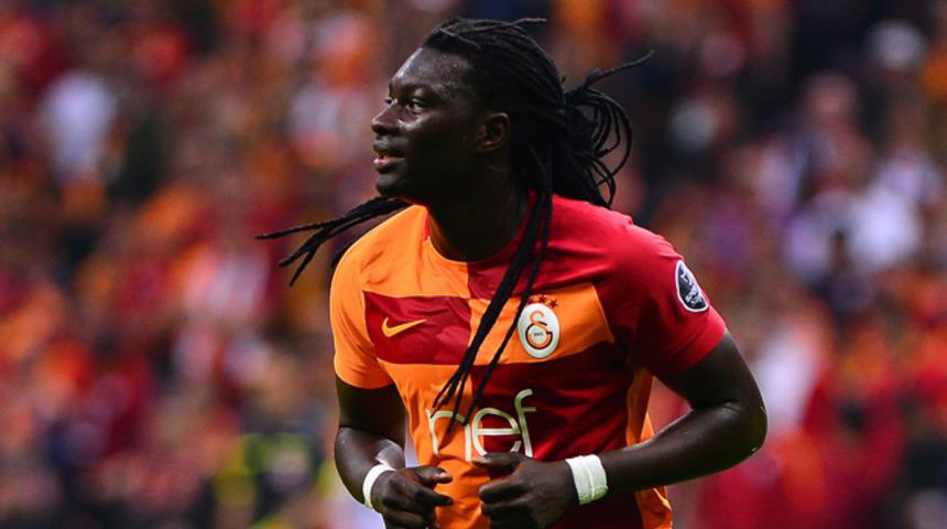 Bafetimbi Gomis'in y&uuml;z&uuml; g&uuml;lm&uuml;yor