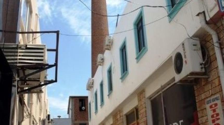 Deprem Ayvalık&rsquo;ta Zeytin Yağı Fabrikasının Bacasını Yıktı