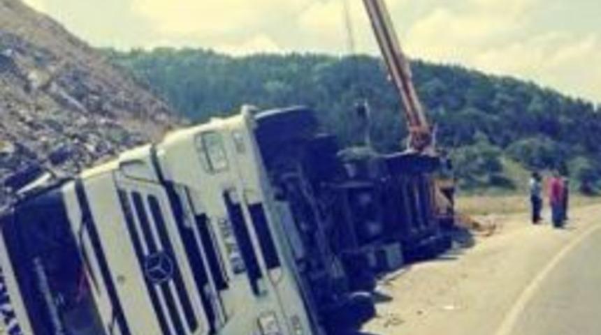 Bilecik&rsquo;te Tır Devrildi: 1 Yaralı