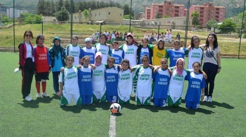 Sason'da Kızlar Futbol Turnuvası Başladı
