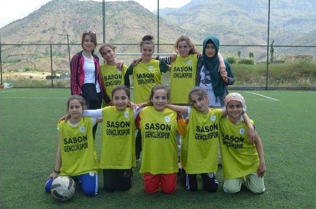 Sason'da Kızlar Futbol Turnuvası Başladı