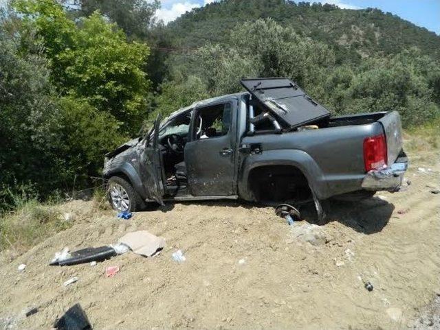 Edremit&rsquo;te Kamyonet Takla Attı: 1 &Ouml;l&uuml; 1