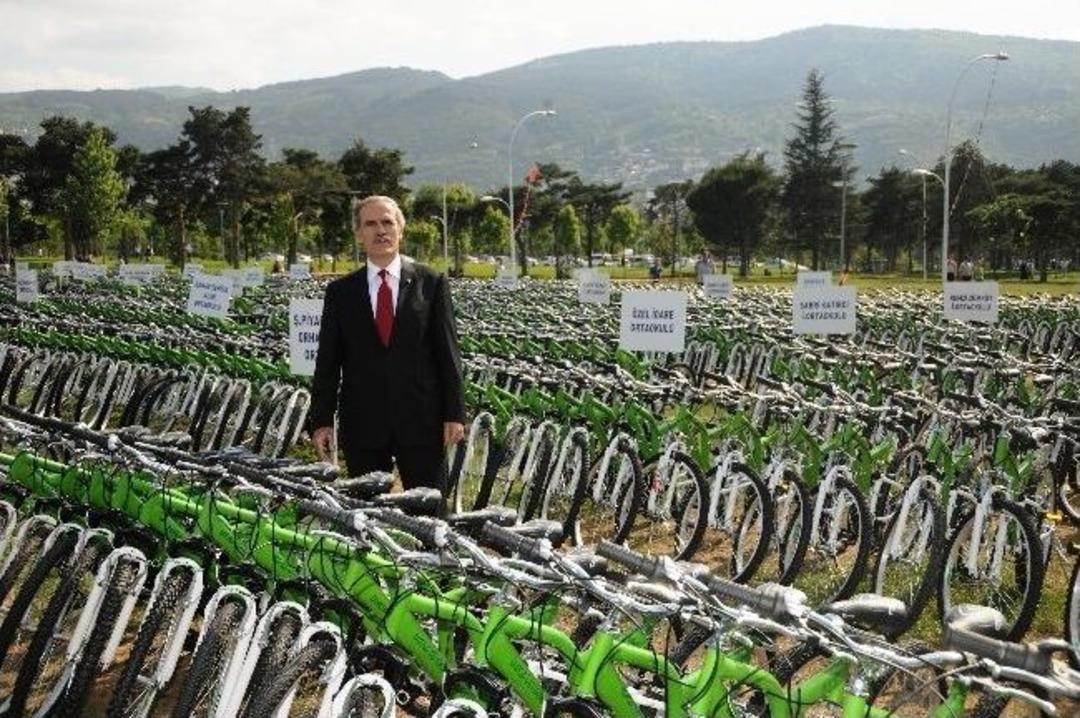 B&uuml;y&uuml;kşehir Başarılı &Ouml;ğrencilere Y&uuml;zlerce Bisiklet Ve Kask Dağıttı