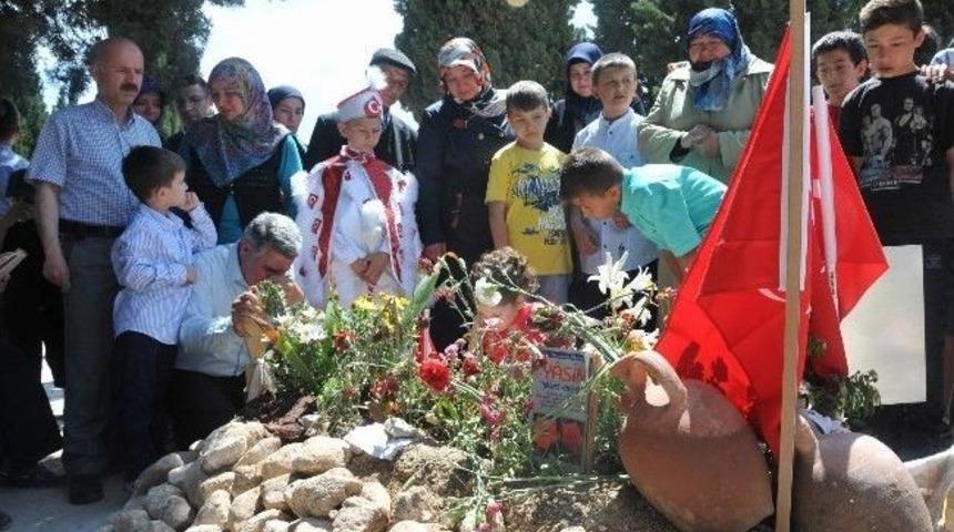 S&uuml;nnetlikleriyle Babasının Mezarına Gitti