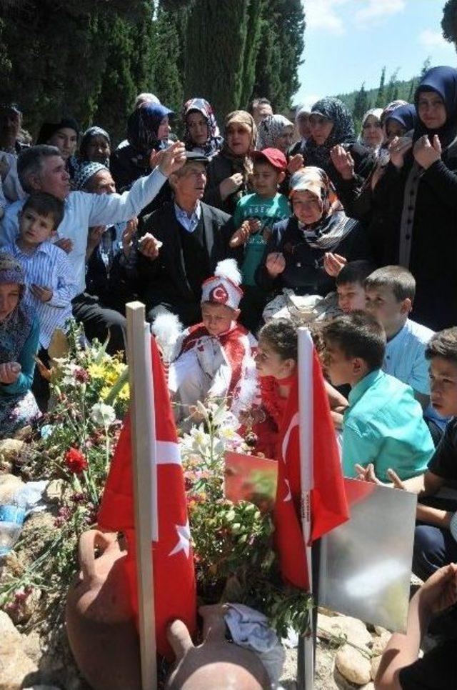 S&uuml;nnetlikleriyle Babasının Mezarına Gitti 1