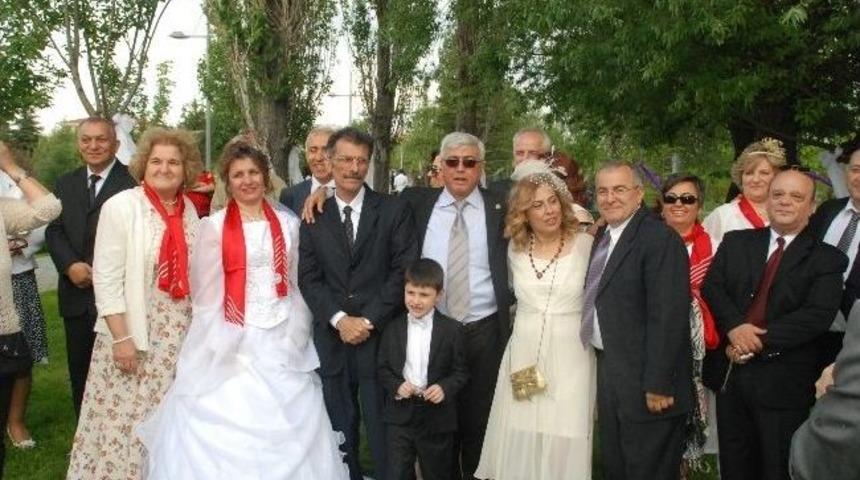 Eskişehir'de 25 Lise Arkadaşı Yıllar Sonra Nikah Tazeledi