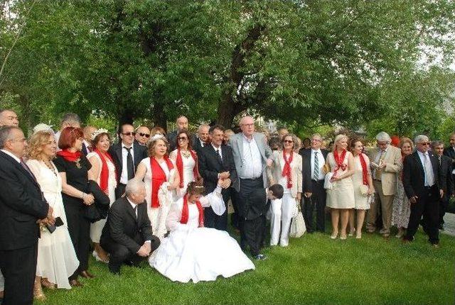 Eskişehir'de 25 Lise Arkadaşı Yıllar Sonra Nikah Tazeledi