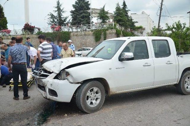 Motosiklet İle Pikap Çarpıştı: 2 Yaralı