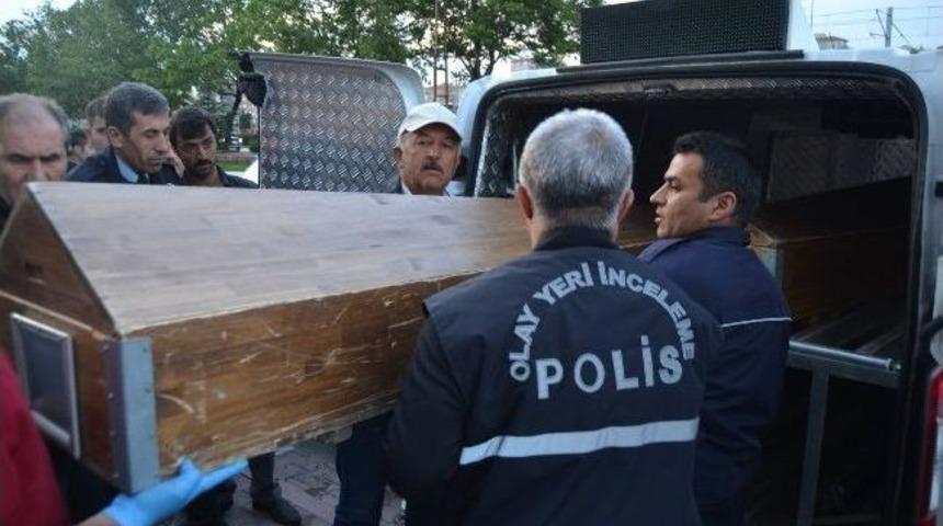 Cinnet Getiren Adam, 3 Yaşındaki Oğlunu Bı&ccedil;aklayarak &Ouml;ld&uuml;rd&uuml;