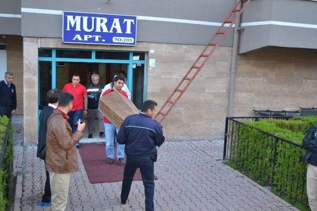 Cinnet Getiren Adam, 3 Yaşındaki Oğlunu Bıçaklayarak Öldürdü