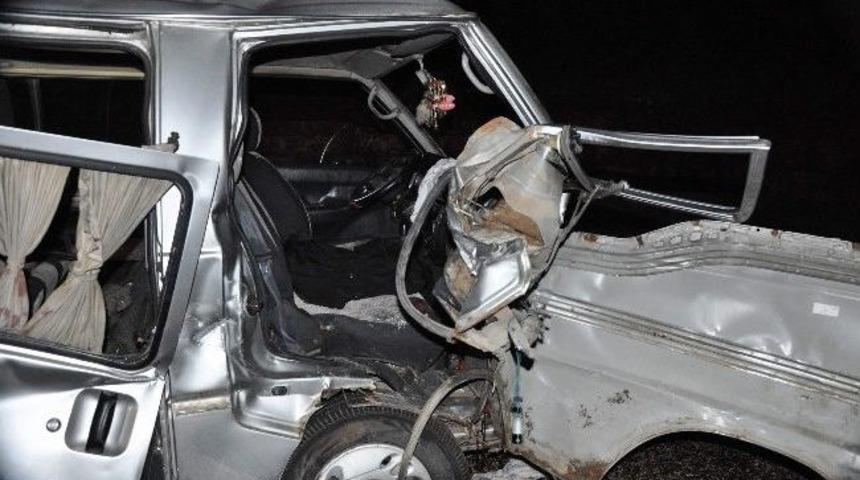 D&uuml;ğ&uuml;n Yolunda Feci Kaza: 4 Yaralı