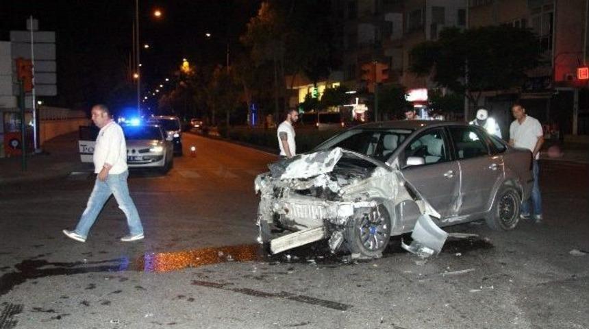 Antalya&rsquo;da İki Otomobil &Ccedil;arpıştı: 5 Yaralı