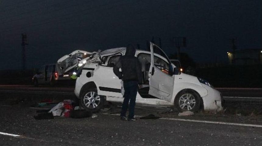 Takla Atan Kamyonette &Uuml;&ccedil; Kişi Yaralandı