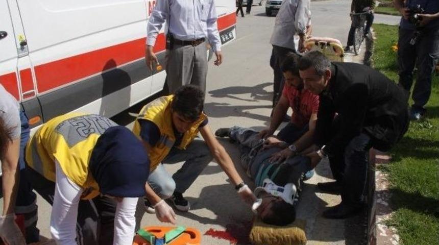 Minib&uuml;s&uuml;n &Ccedil;arptığı Motosikletli Gen&ccedil; Hayata Tutunamadı