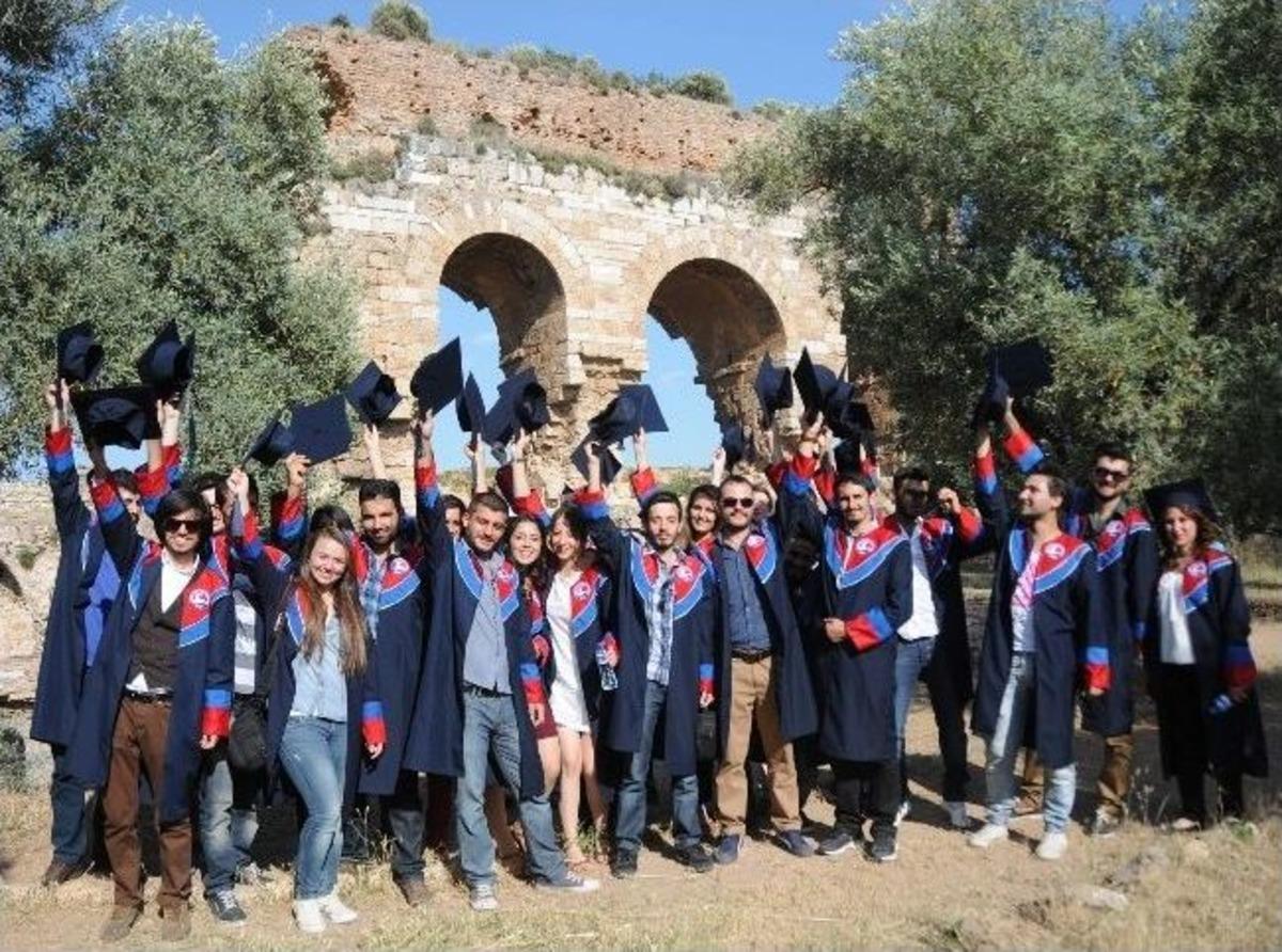 Tralleis, D&ouml;rt &Uuml;niversitenin Mezuniyet Coşkusuna Ev Sahipliği Yaptı