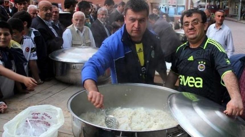 Fenerbah&ccedil;eliler Şampiyonluğu Pilav Dağıtarak Kutladı