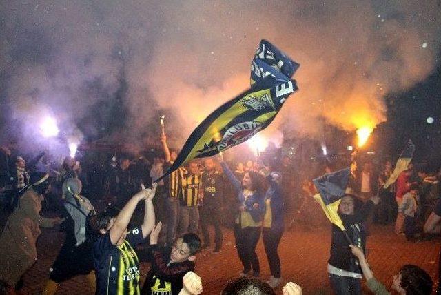 Fenerbahçeliler Şampiyonluğu Pilav Dağıtarak Kutladı