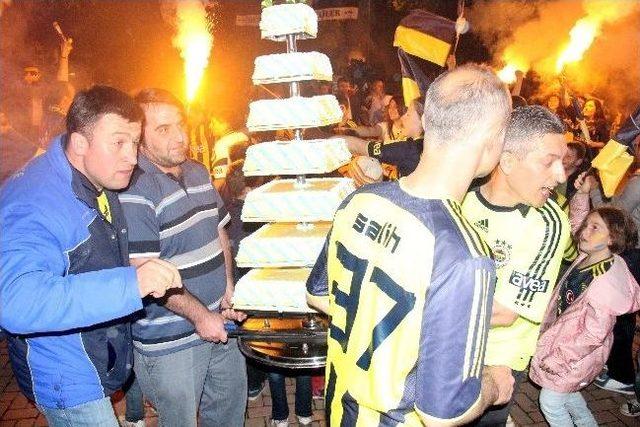 Fenerbahçeliler Şampiyonluğu Pilav Dağıtarak Kutladı