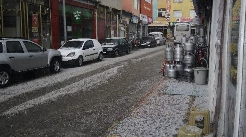 Pasinler Yağan Doluyla Beyaza B&uuml;r&uuml;nd&uuml;